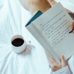 L'exercice des pages du matin est un outil puissant de développement personnel au quotidien. Un article à lire sur le blog Chez Mélanie.